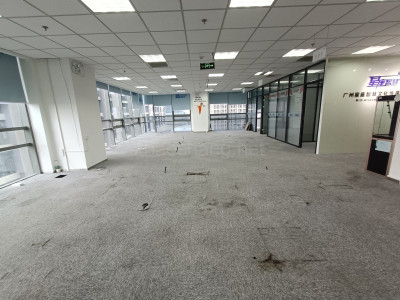 广州绿地中央广场 258方办公室出租 带精装修 租金含税 双向采光